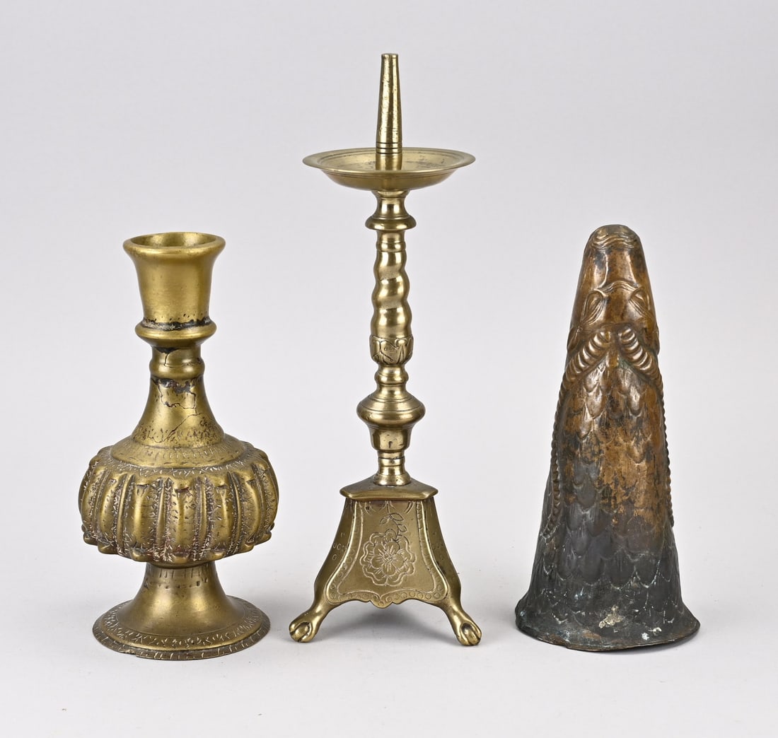 3 Miscellaneous Parts: Three parts diverse. 1x Flemish baroque bronze candlestick. 1x Indo Persian vase made of bronze. 1x Antique copper-plated Rhyton drinking chalice with ram's head. Size: 21 - 31 cm. In good condition.