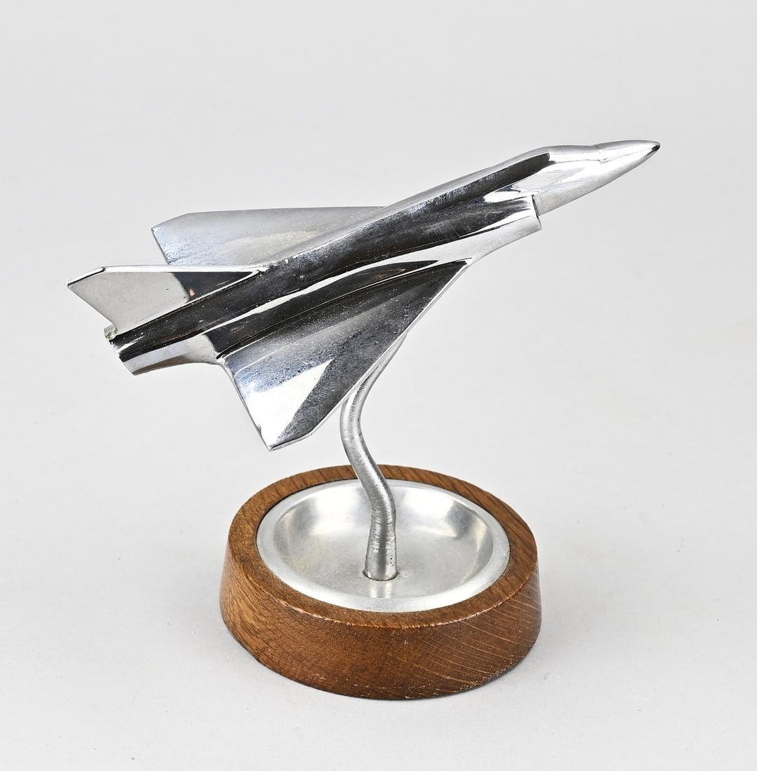 Decorative fighter jet desk: Decorative chrome/metal jet fighter for the desk. 1960s. Dimensions: 15 x 18 x 11 cm. In good condition.