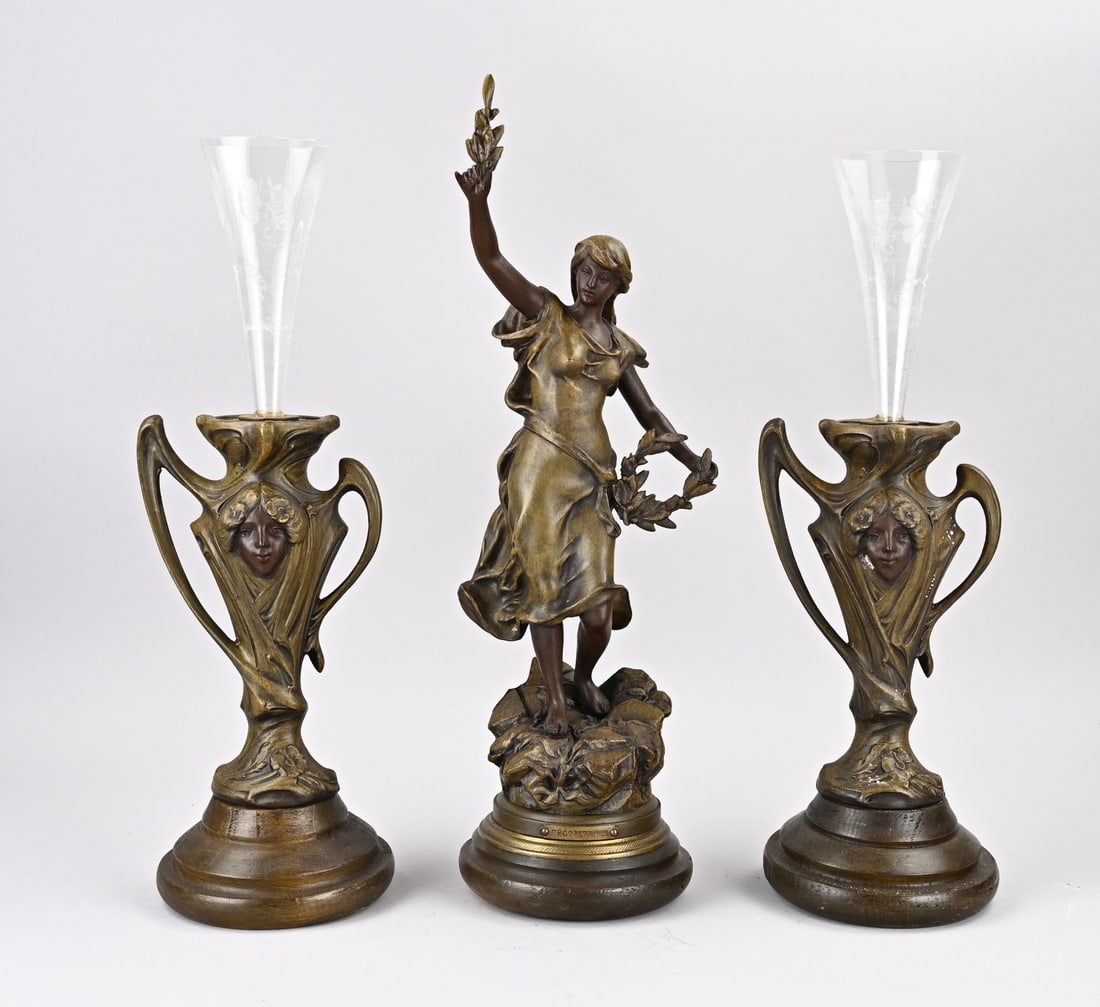 3-piece set (Art Nouveau): Three-piece antique set with metal composition, patinated + glass. Sculpture + two side pieces. France. Circa 1900. Dimensions: 46 x 50 cm. In good condition.
