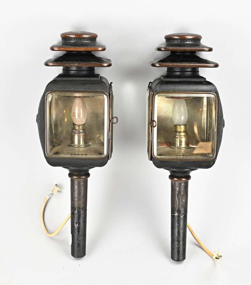 2x Antique carriage lamp, 1900: Set of two antique brass carriage lamps (electrified). Holland. Circa 1900. Royal Warrant Holders The Hague, Rijswijk & Zoon. Dimensions: 52 cm. In good condition.
