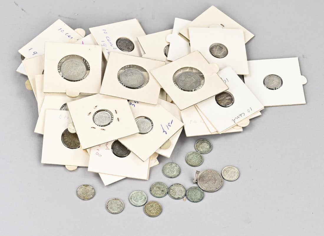 Lot of Dutch silver coins: Large lot of Dutch silver coins. Including: 41x 10 cent Wilhelmina. 3x 10 cent Willem III. 4x Half guilder Wilhelmina. 1x 25 cent Wilhelmina. 1x 25 cent 1849. 1x Half guilder as a pendant.