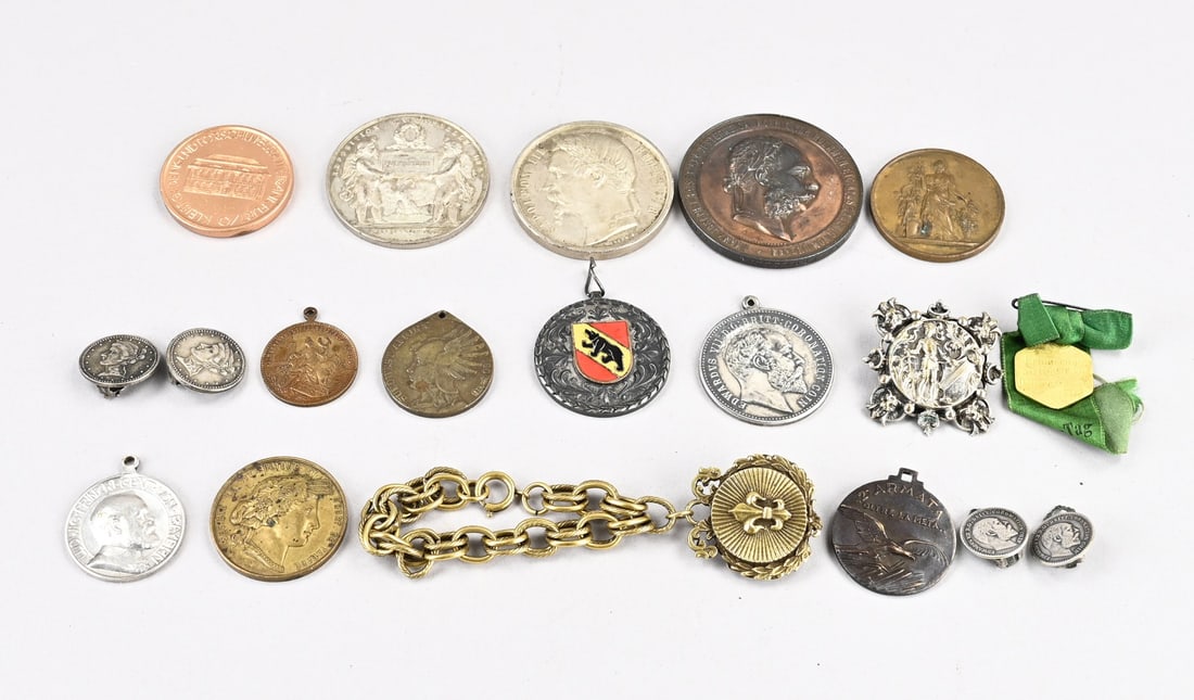 Lot of tokens: Lot of old/antique medals. Including: König von Böhmen + 1887 Poehlman exposition Universele + Societe de Viticulture + Napoleon empereur et cetera. Quantity: 17x. 19th - 20th Century.