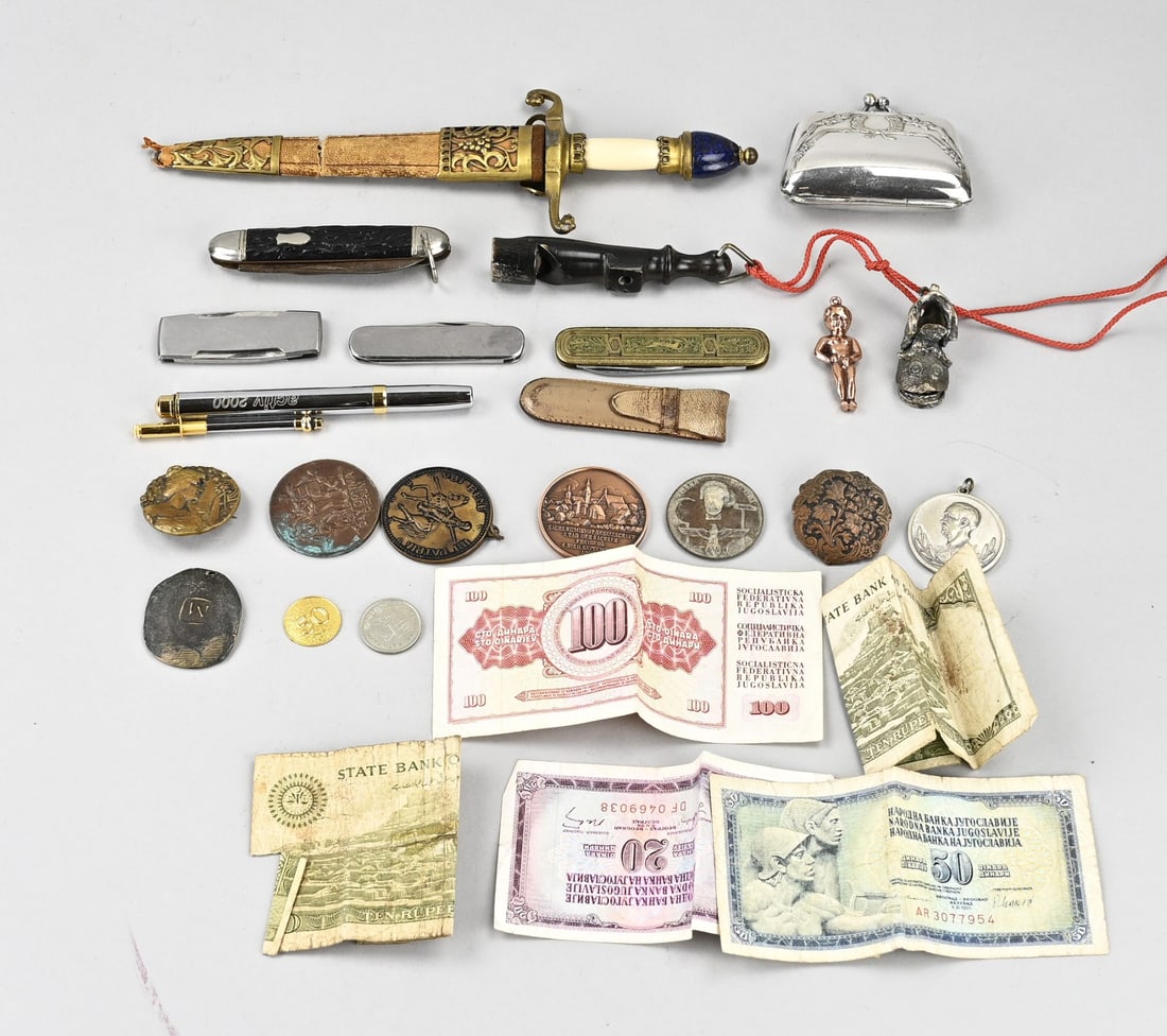 Miscellaneous lot including knives and paper money: Lot of miscellaneous, old/antique items. Including: pocket knives, dagger, tokens, paper money, etc. Dimensions: 3 - 23 cm. In fair/good condition.