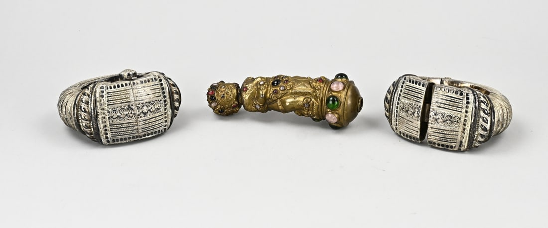 3x Oriental: Three Oriental/Indonesian pieces. 1x Beautiful kris with brass-plated handle + glass stones. 2x Slave bracelet. 20th Century. Dimensions: 11 - 14.5 cm. In good condition.
