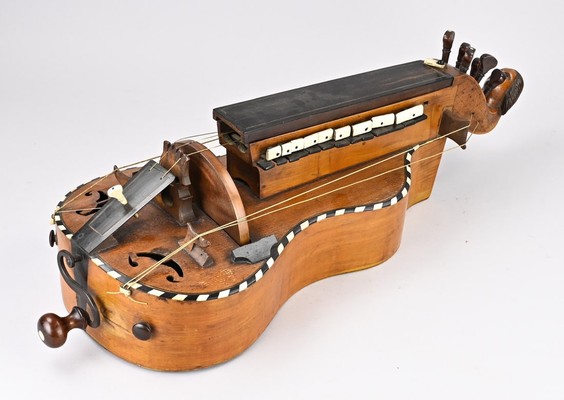 Rare musical instrument (troubadour): Rare 18th-19th century troubadour string instrument with hurdy-gurdy, keys, and strings. Hurdy Gurdy. Marked Colson Minecourt. Dimensions: 74 cm. In unrestored original condition. In good condition.