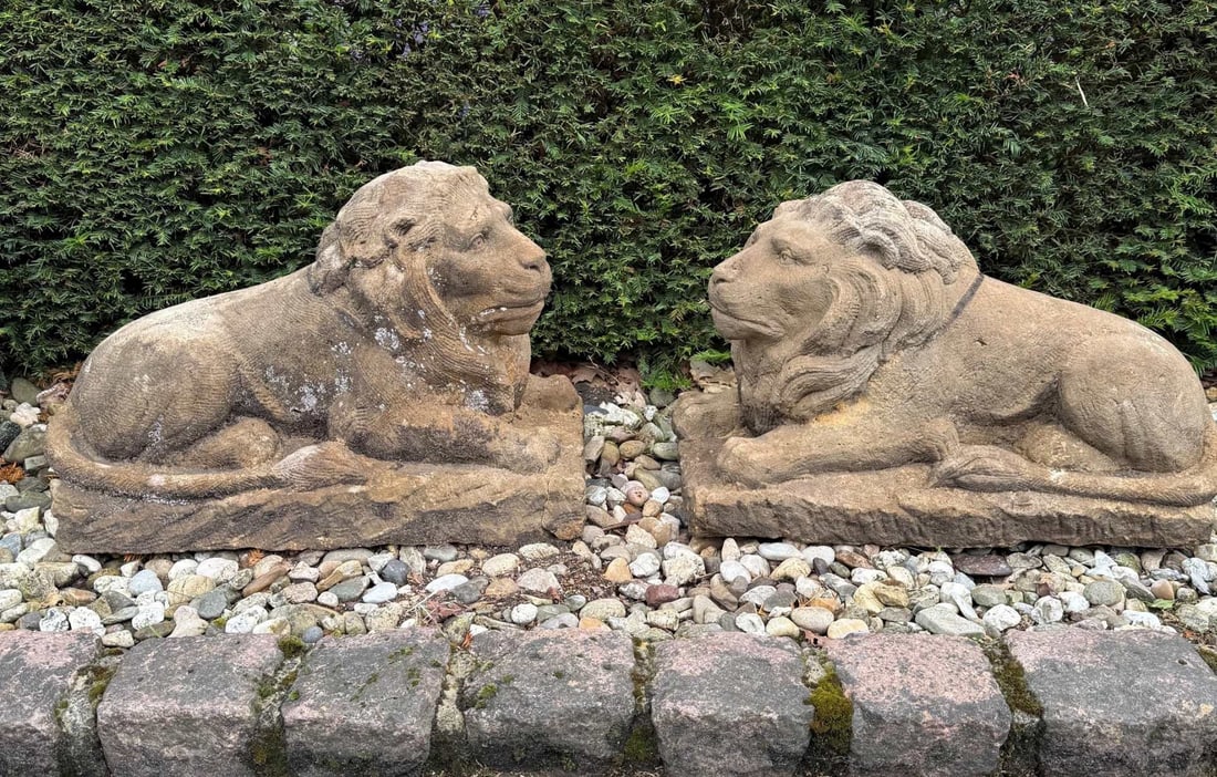 Sandstone lion pair: Rare set of detailed sandstone lions from the 17th - 18th century. Dimensions: 52 x 75 x 40 cm. In good condition.