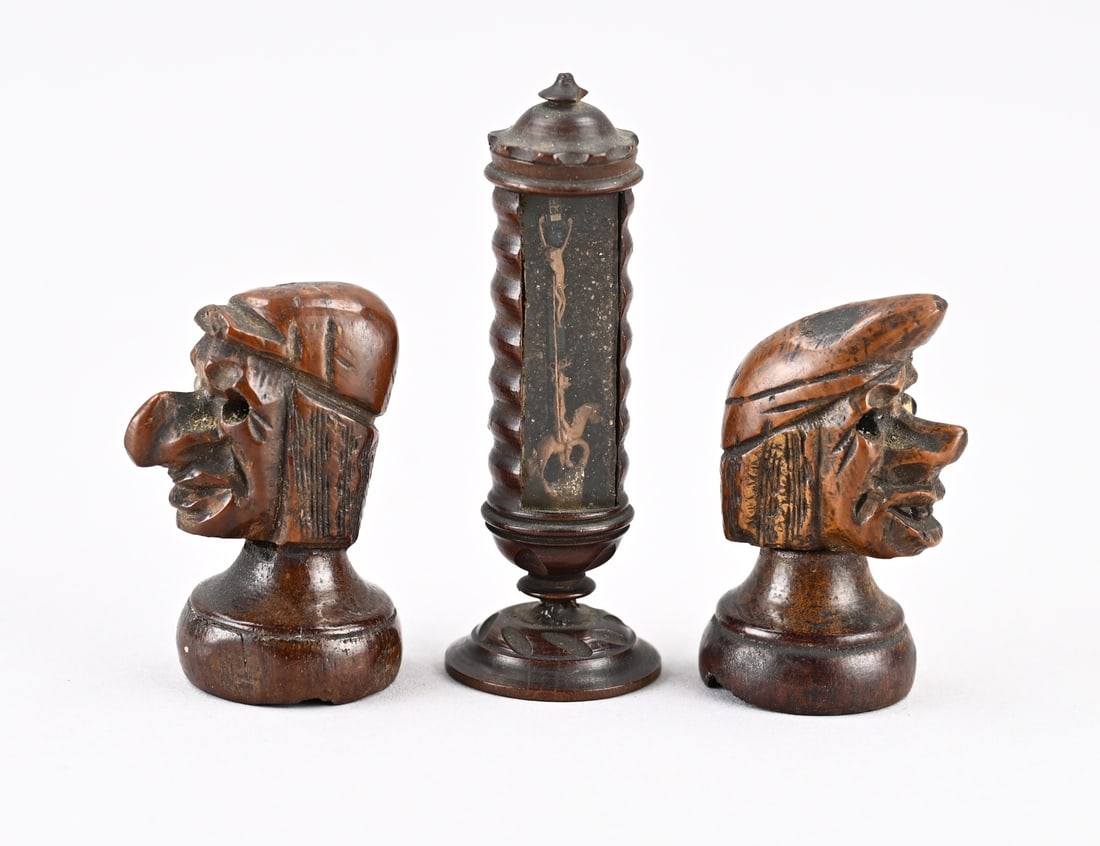 Display case with 2 carved busts (3x): Three lots of miscellaneous antiques. Including: a hardwood miniature display case with the Crucifixion of Jesus + two walnut-carved jester heads with glass eyes. Dimensions: 5 x 7 cm. In good