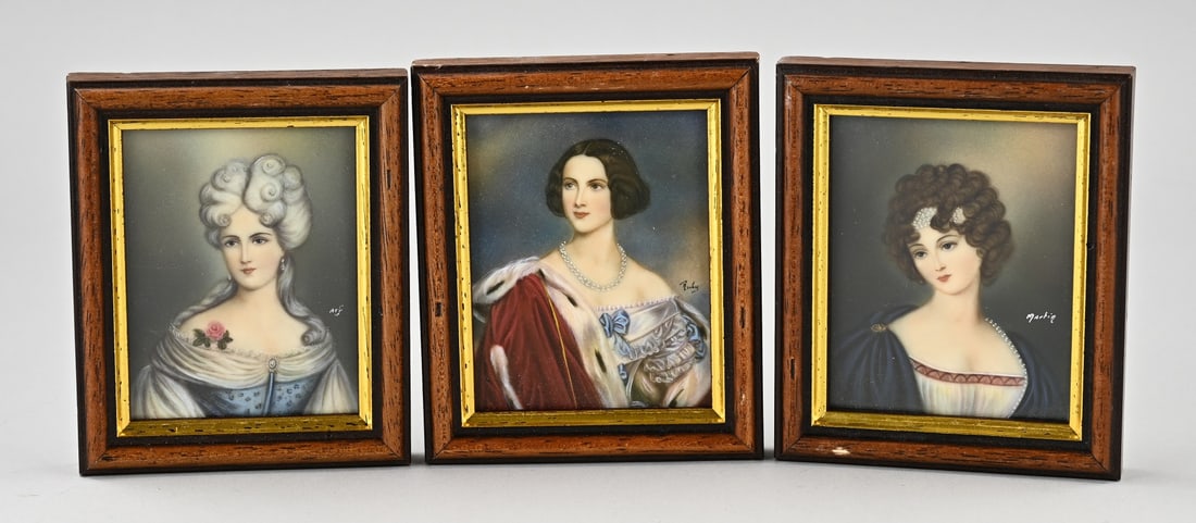 3x Miniature portrait: Three miniature paintings with portraits of ladies. 20th century. Dimensions: H 9 x W 7 cm. In good condition.