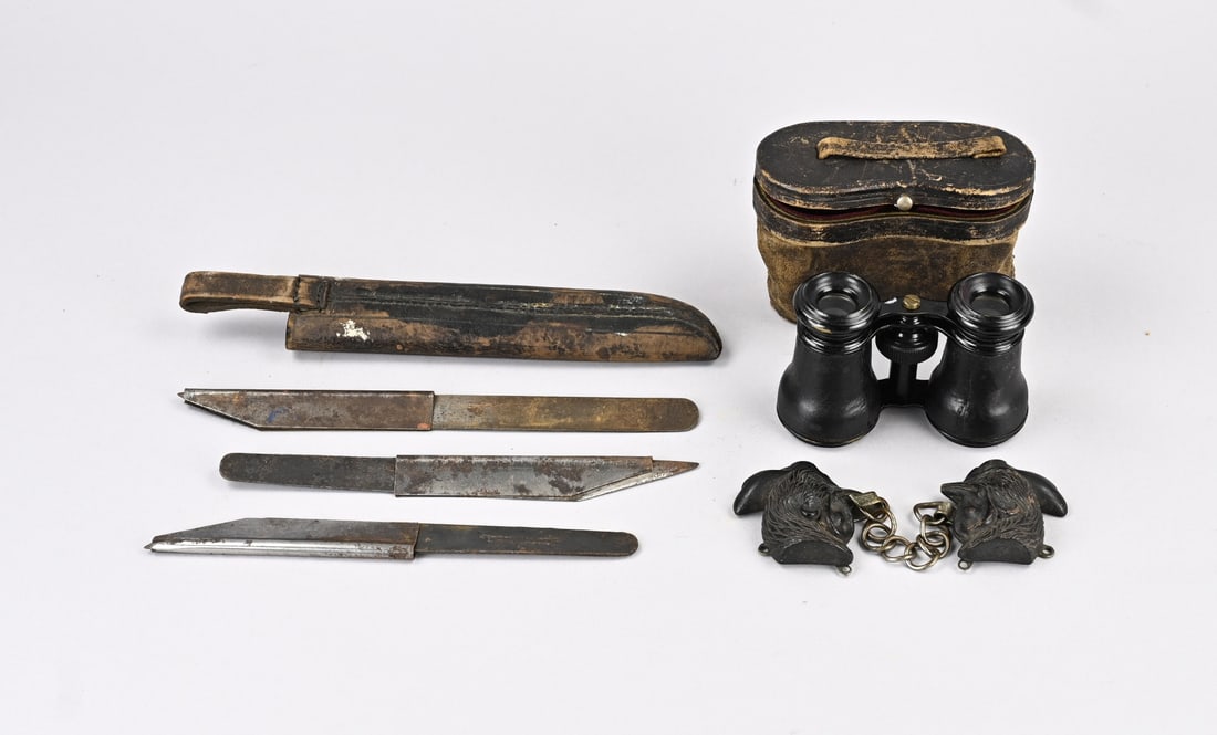 Miscellaneous lot (3x): Three lots of miscellaneous antiques. Circa 1920. Consisting of: 1x military cutlery set, A. Herder - Solingen. 1x Field binoculars. 1x Two walnut chicken heads with buckles. Dimensions: 13 x 30 cm. I