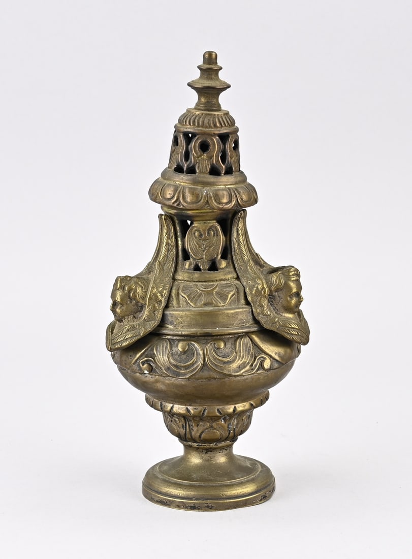 Brass incense burner: 18th - 19th century brass incense burner with cherub heads. Dimensions: 26 cm. In good condition.