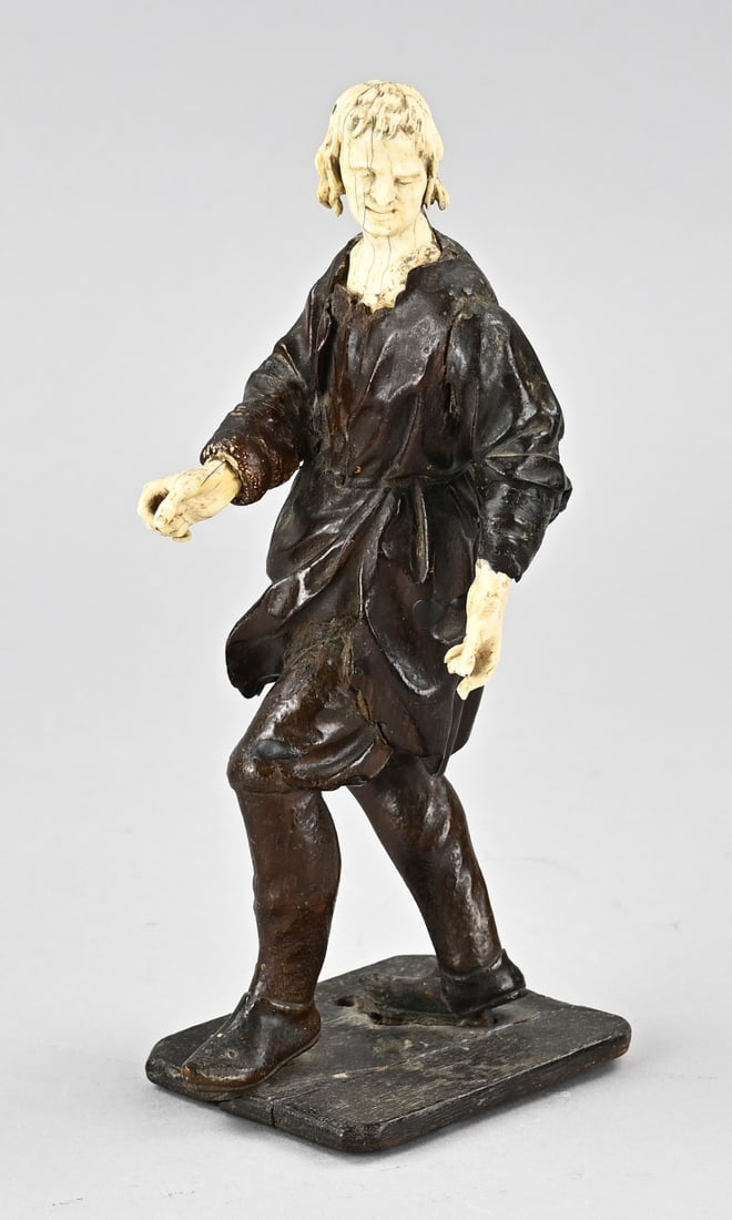 Walnut wood figure (Renaissance): 17th-century carved walnut Renaissance figure with patina and signs of use. No wormholes. Dimensions: H 20.5 cm. In good condition.