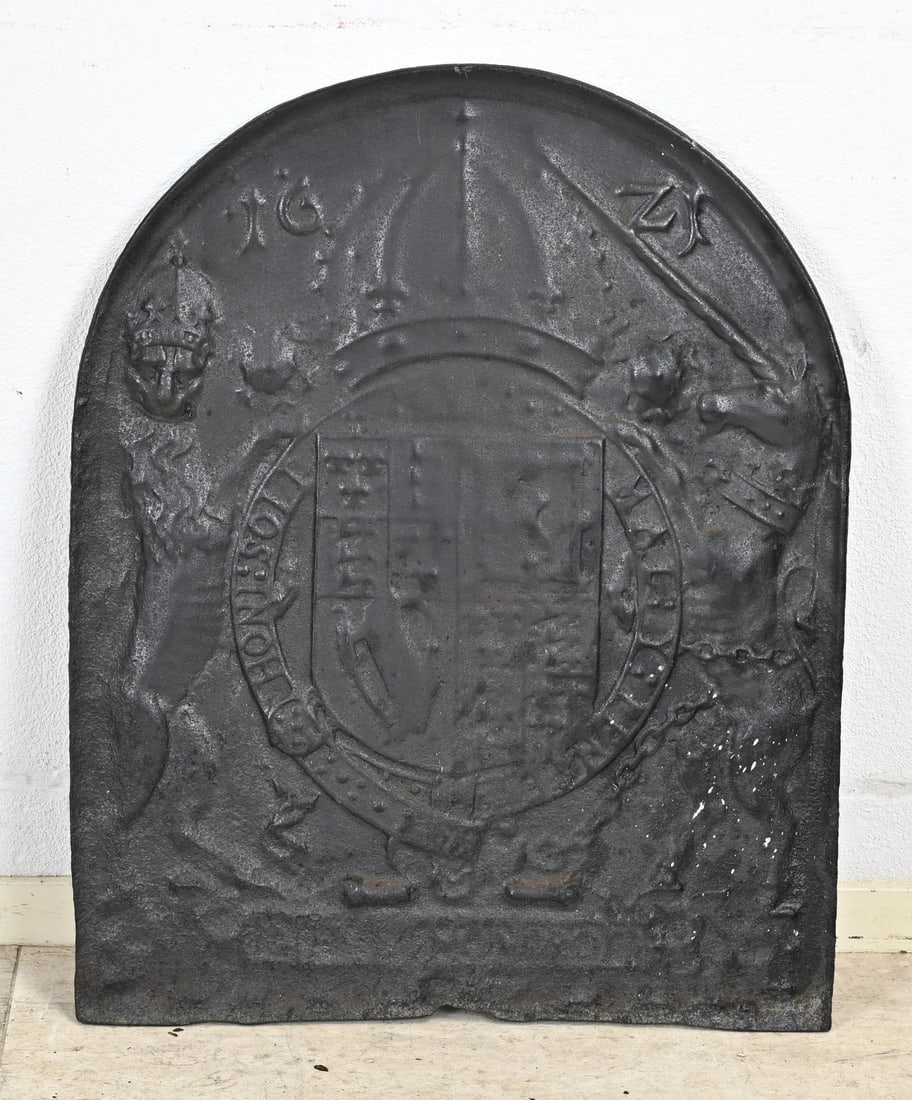 Hearth plate (cast iron): Antique cast iron fireplace plate with annotation 1671. With city coat of arms etc. Dimensions: 75 x 60 cm. In good condition.