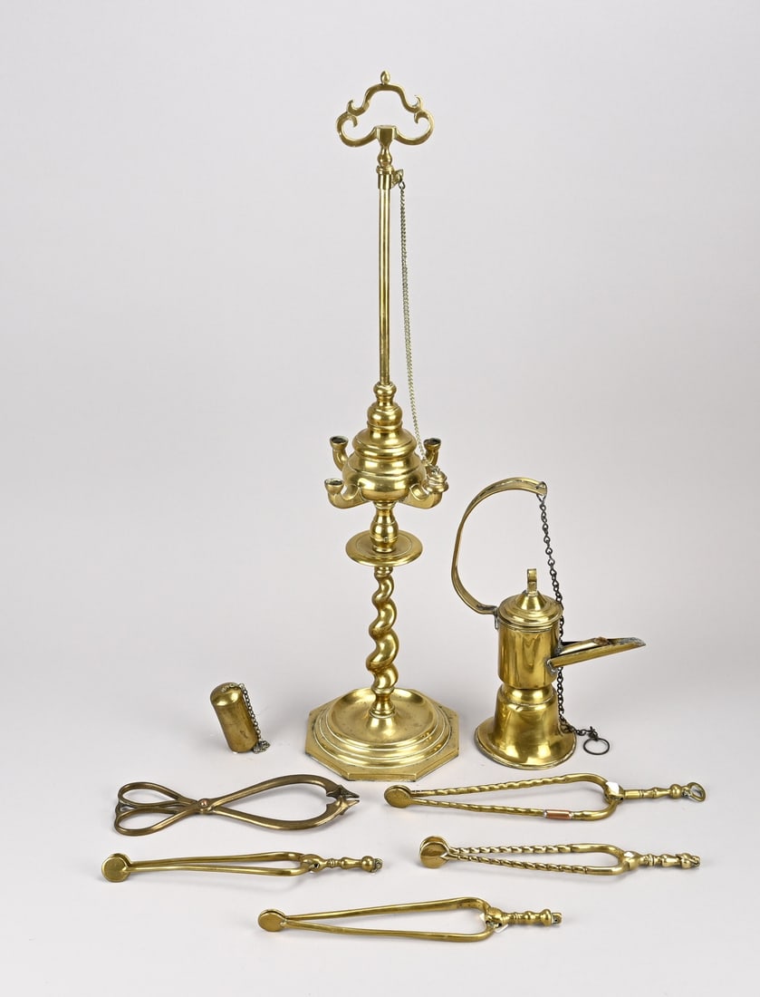 Lot of brass (coal tongs etc.) (8x): Lot of various antique Dutch copperware. Quantity: 8x. Including: Frisian coal holder, coal tongs, oil lamp, and snot nose. Dimensions: 7 - 60 cm. In good condition.