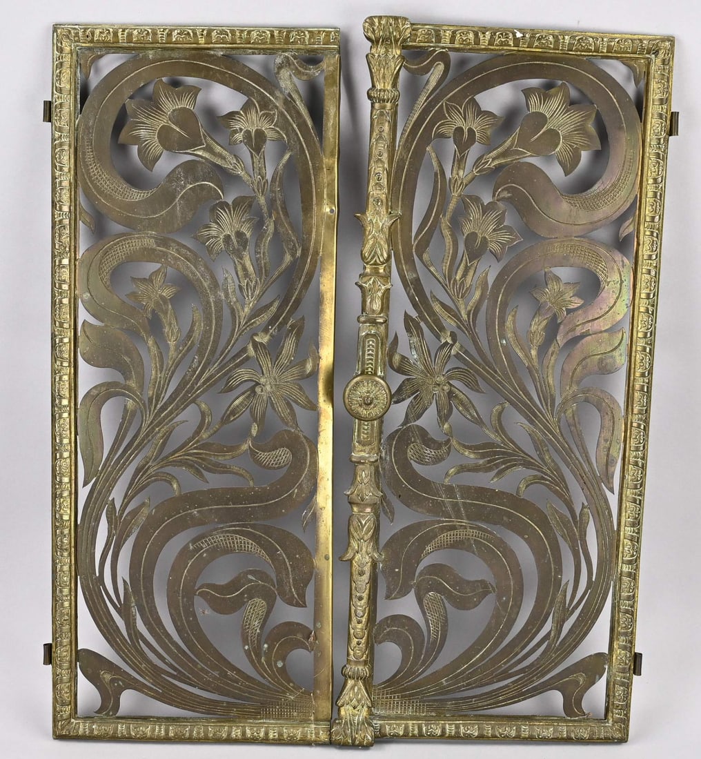 2x Art Nouveau stove door: Two antique Art Nouveau brass stove doors with floral decoration. Circa 1900. Dimensions: 60 x 50 cm. In good condition.