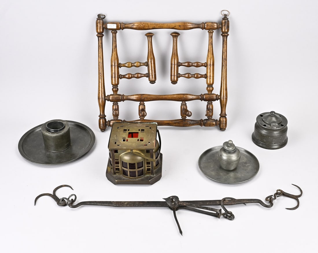 Lot of miscellaneous items (6x): Six pieces of miscellaneous antiques. Including: pewter + hat rack + tea light + weighing instrument. Dimensions: 14 x 55 cm. In good condition.