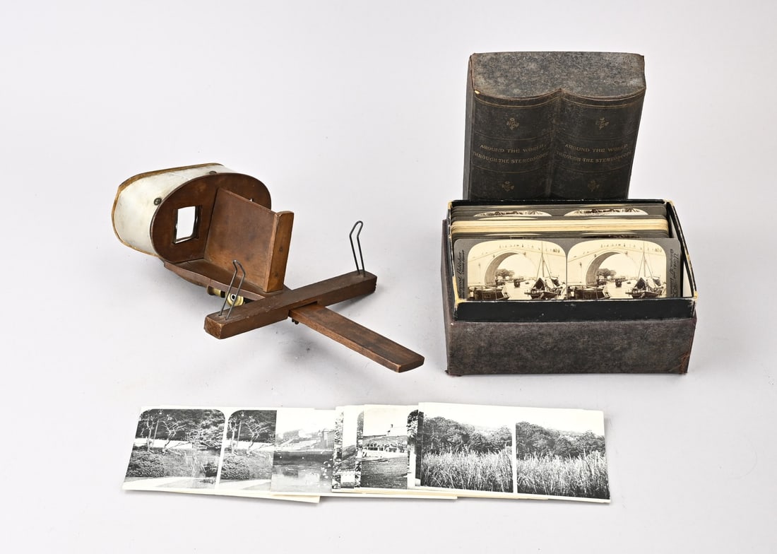 Antique stereoscope viewer: Antique mahogany stereoscope viewer with various viewing cards 'the world's most unique inabitants' etc. Quantity: approx. 40 pieces. In a book-shaped lidded box. Dimensions: 31 cm. In good condition.