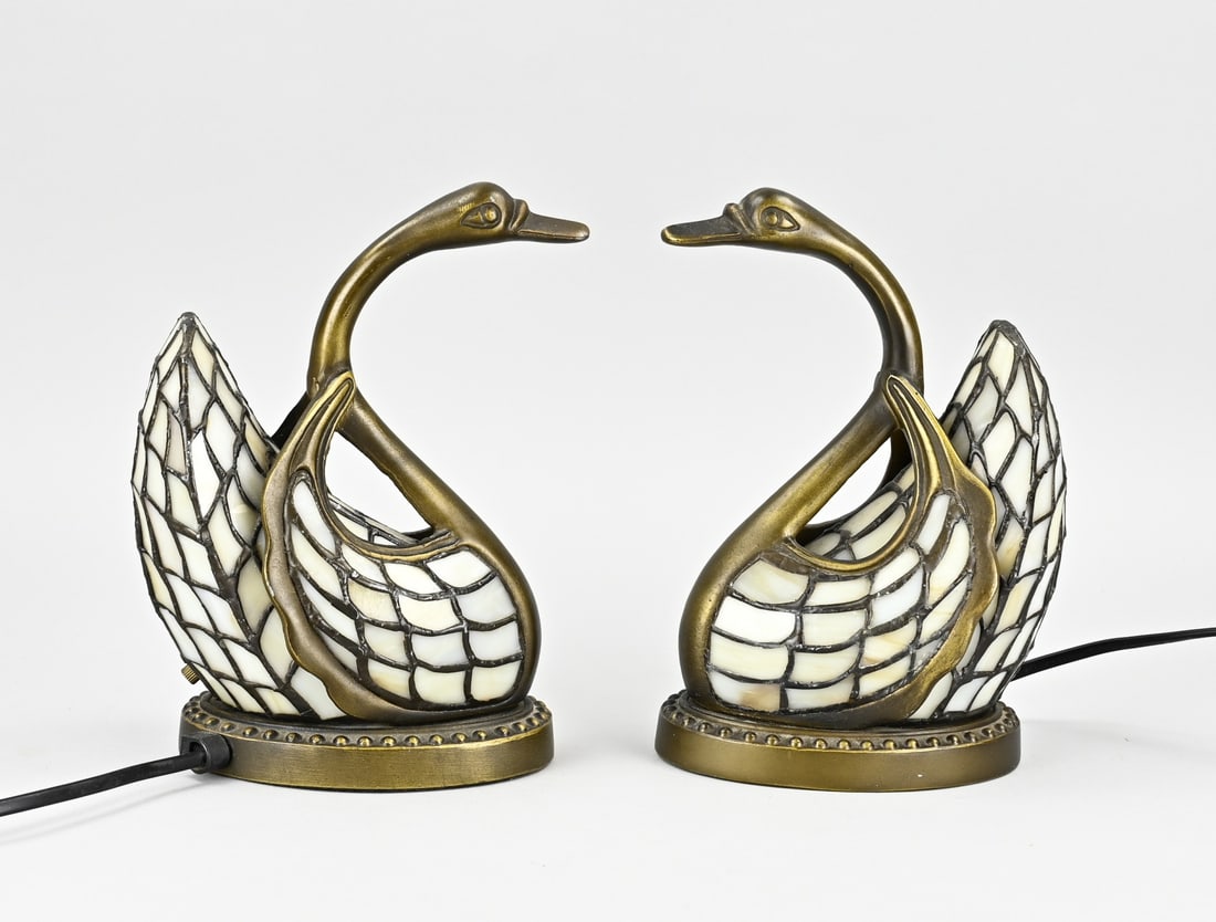 2x Tiffany-style lamp (swan): Two bronze Tiffany-style table lamps. Swan shape. Second half of the 20th century. Dimensions: 22 cm. In good condition.