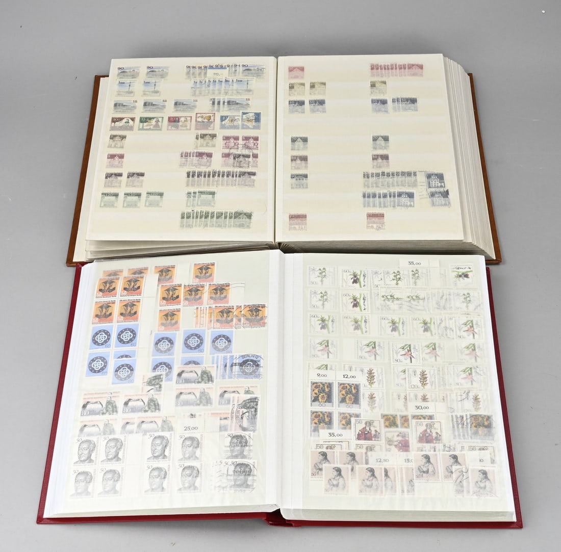 2x Berlin Stamp Album: Two German stamp collector albums. Berlin. 1948 - 1979. 1980 - 1990. Mint + used. Dimensions: 31 x 23 x 5 cm. In good condition.