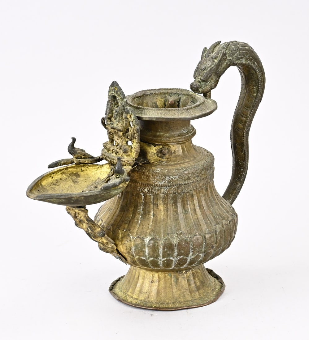 Ganesha (Nepal): Antique Nepalese bronze oil lamp with dragon, Ganesha, Sukunda, Newar. Dimensions: 22.5 cm. In good condition.
