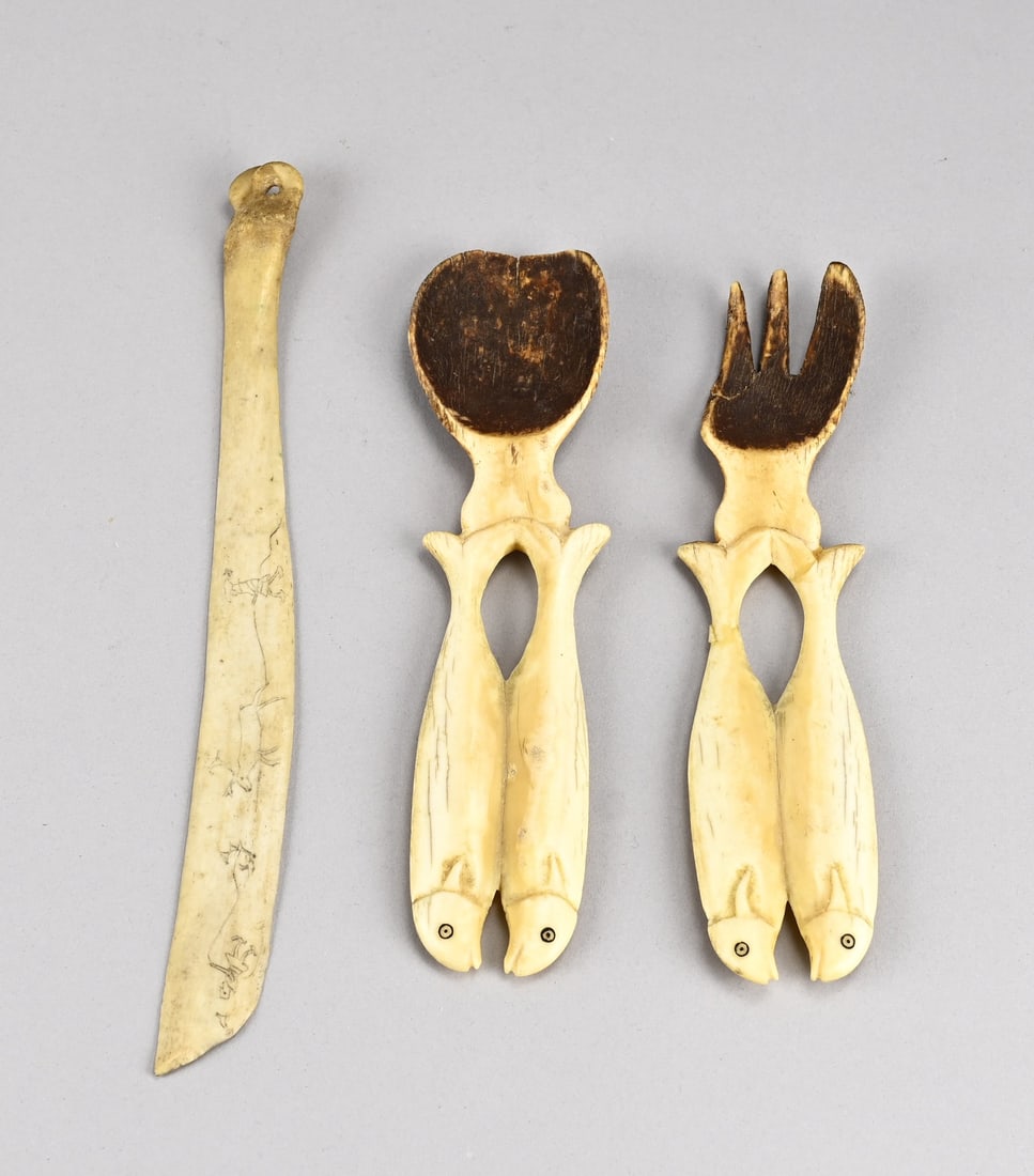 Lot Inuit / been: 3x Antique bone Eskimo art made of walrus bone. Inuit cutlery. First half of the 20th century. Dimensions: 20 x 25 cm. In good condition.
