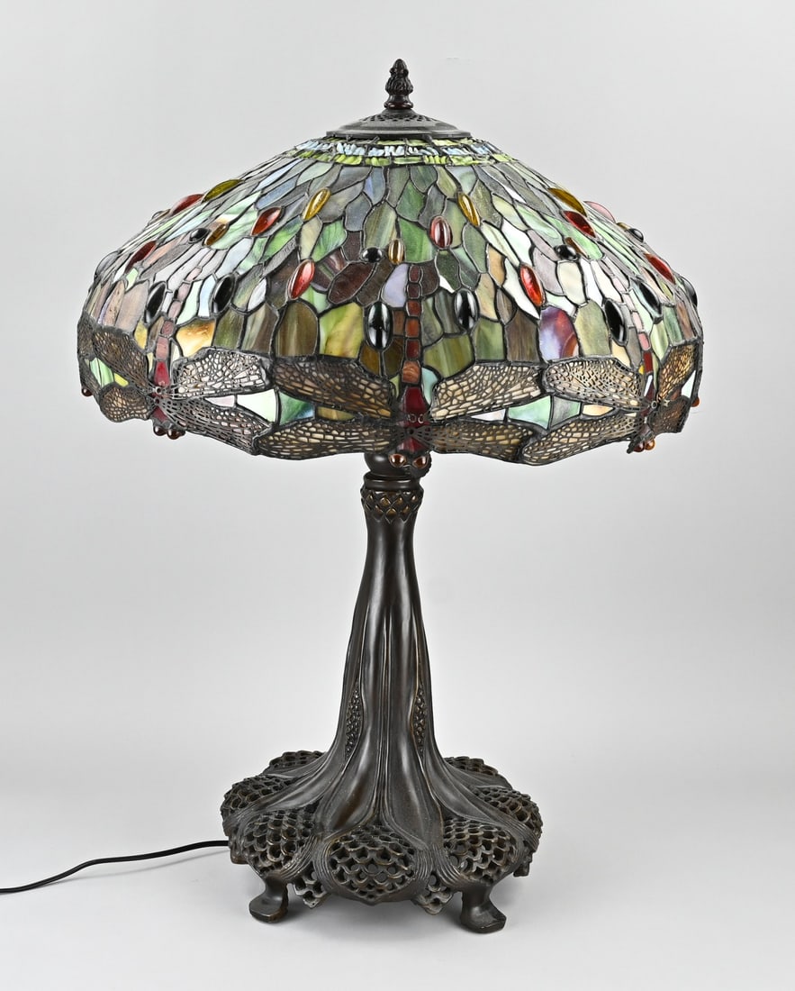 Large Tiffany-style table lamp: Beautiful, large, Tiffany-style table lamp with a metal base and dragonflies. Second half of the 20th century. Dimensions: 77 x 57 cm. In good condition.