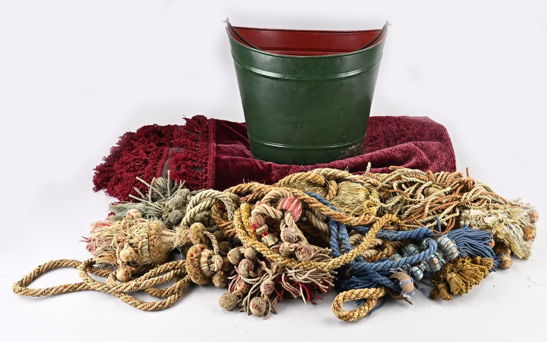 Curtain tassels/tablecloth: Lot of curtain tassels + tassels + tablecloth. First half of the 20th century. Dimensions: approx. 25 cm / 160 x 142 cm. In good condition.