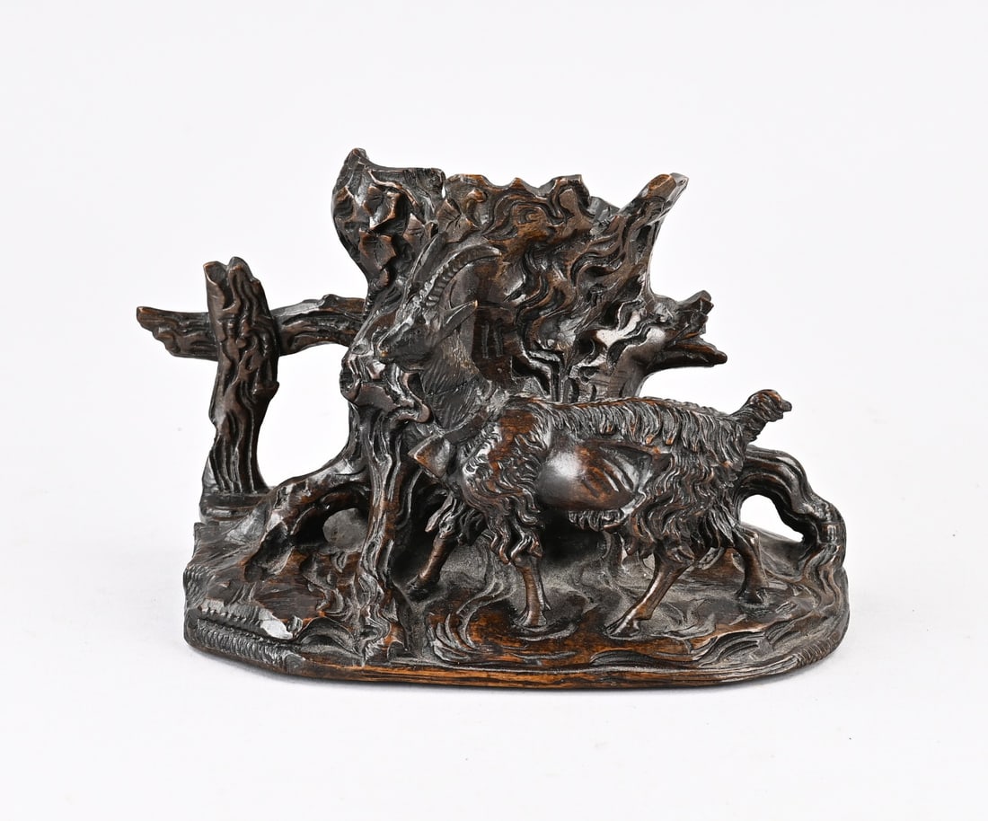 Black Forest carving, 1900: Antique Black Forest carving, goat with bell. Fine quality. Circa 1900. Dimensions: 13 x 18 x 11 cm. In good condition.