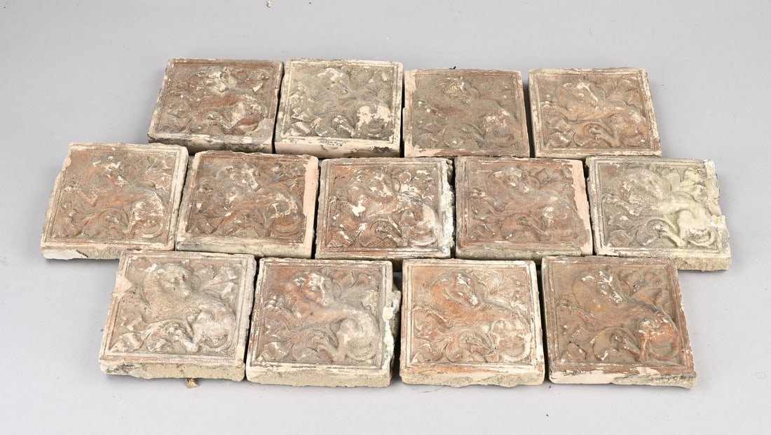 Lot (dragons) stove tiles (13x): Lot of thirteen terracotta stove tiles with dragon decoration from the 16th - 17th century. Renaissance/Gothic. Dimensions: 11 x 11.5 cm. In good condition.