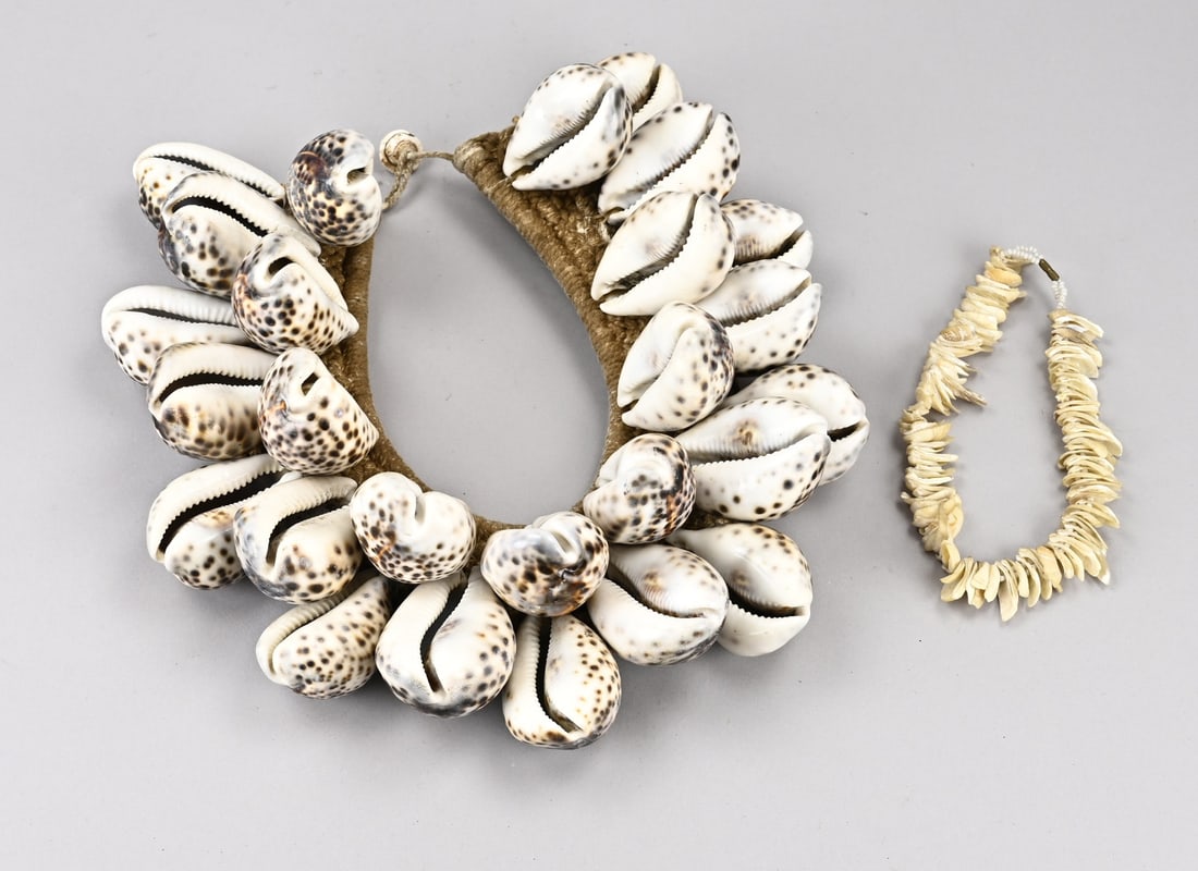 Boho shell necklace: Large Boho shell necklace, made of tiger cowrie shells + shark tooth chain. 20th Century. Dimensions: 37 x 33 x 10 cm. In good condition.