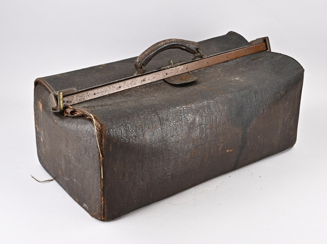 Doctor's bag: Pre-war leather doctor's bag. Dimensions: 61 x 29 x 30 cm. In good condition.