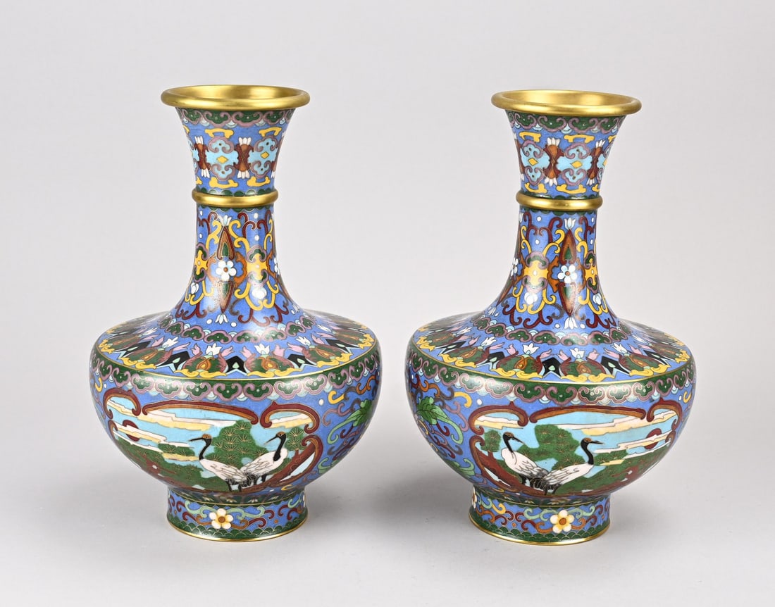 2x Cloisonné vase, H 26.5 cm.: Two old Chinese cloisonné vases with crane decoration. 20th century. Dimensions: H 26.5 cm. In good condition.