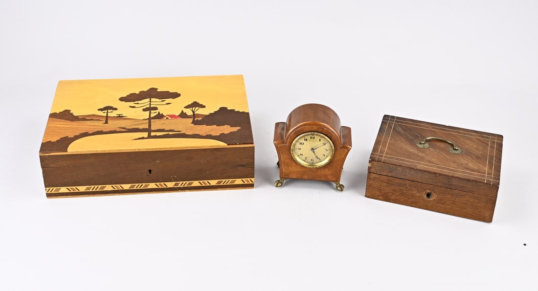 3x Miscellaneous (clock, 2x small box): Three lots of miscellaneous old/antiques. 1x Antique mahogany lidded box. 1x Burr walnut alarm clock. 1x Lidded box with landscape intarsia. 20th century. Dimensions: 12 x 30 cm. In fair/good