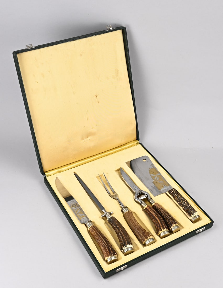 5-piece hunting cutlery set: Five-piece German Solingen hunting cutlery set by Wusthof. Circa 1950–1960. Dimensions: 36 x 34 x 5 cm. In good condition.
