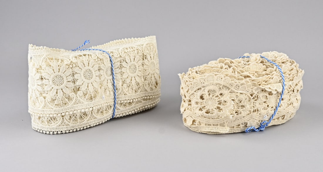 2 Rolls lace: Two rolls of antique lace. Floral. Dimensions: 23 x 15 x 12 cm. In good condition.