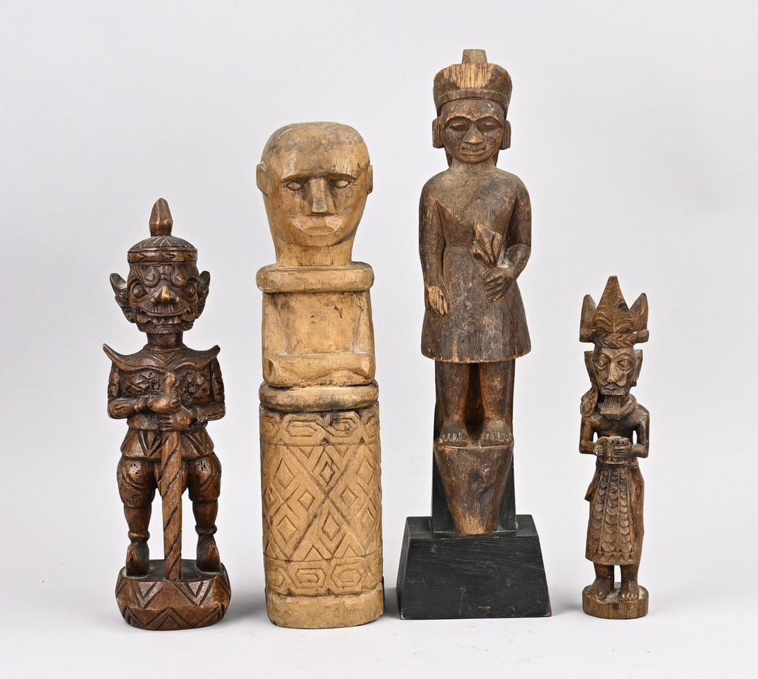 4x Ethnographic figure: 4x Ethnographic woodcarved figure. 20th century. 1x South America with tobacco leaf. 1x Thailand et cetera. Dimensions: 22 x 37 cm. In good condition.