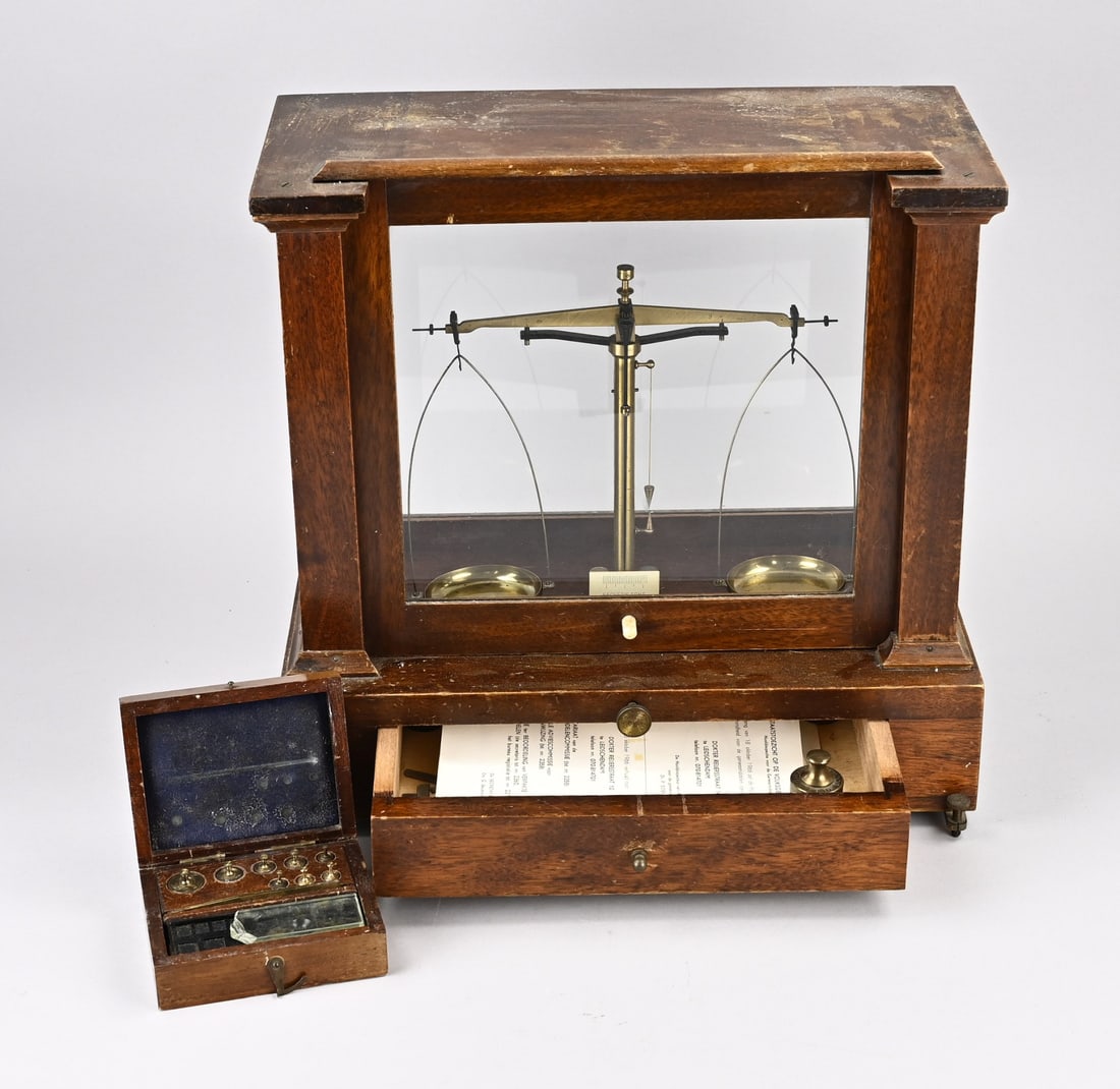 Pharmacist's scale, 1900 (1 of 1)