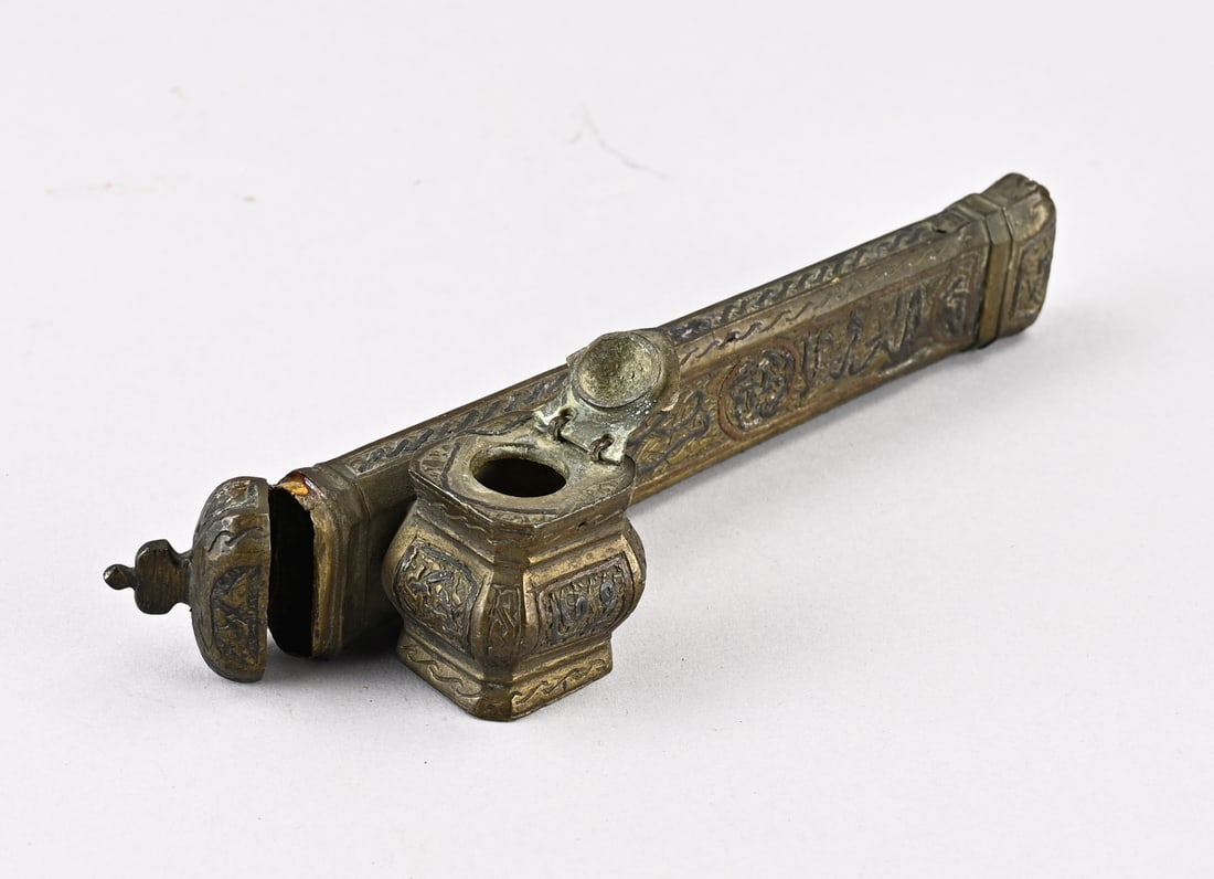 Persian writing set: 19th-century Persian writing set in bronze, with Persian text + inkwell. Dimensions: 19 cm. In good condition.