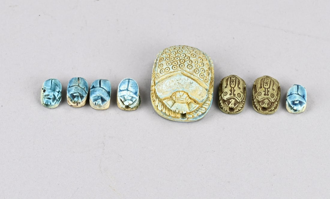 Lot of scarabs (8x): Lot of Egyptian glazed terracotta scarabs, with seals. Dimensions: 1.7 x 4.6 cm. In good condition.