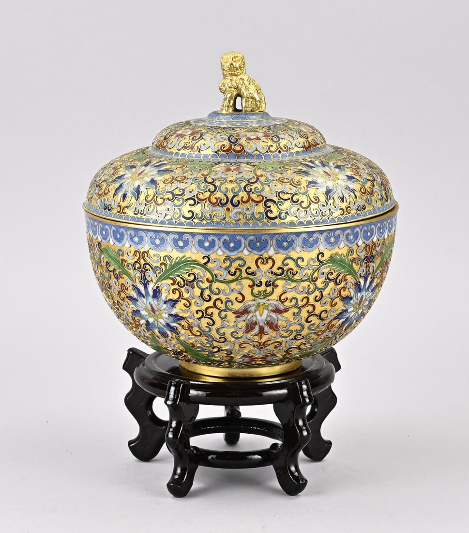 Cloisonné bowl Ø 17 cm.: Old Chinese cloisonné lidded dish with floral decoration + kylin on the lid. 20th century. Dimensions: H 20 x Ø 17 cm. In good condition.