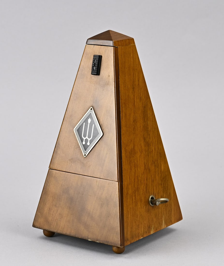 Metronome in pyramid, H 21 cm.: Wind-up metronome. Circa 1960. Dimensions: H 21 cm. In good condition.