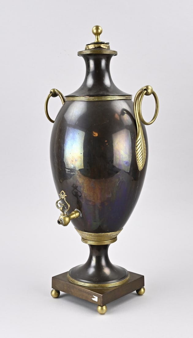 Spiked pitcher, 58 cm.: 19th-century brass and copper spouted jug in Louis XIV style. Partially burnished. Dimensions: H 58 cm. Spout is missing. In good condition.