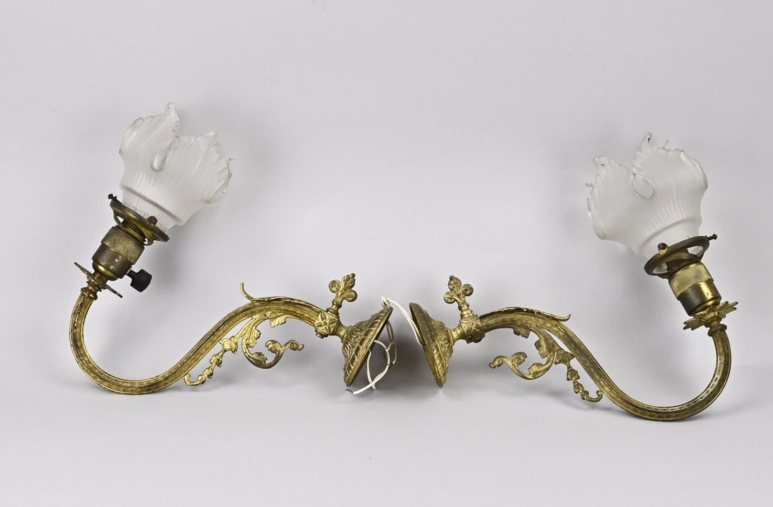 2x Antique wall lamp, 1900: Two antique gilded brass wall lamps. (Former gas lamps). Circa 1900. Dimensions: 31 x 25 x 12 cm. In good condition.