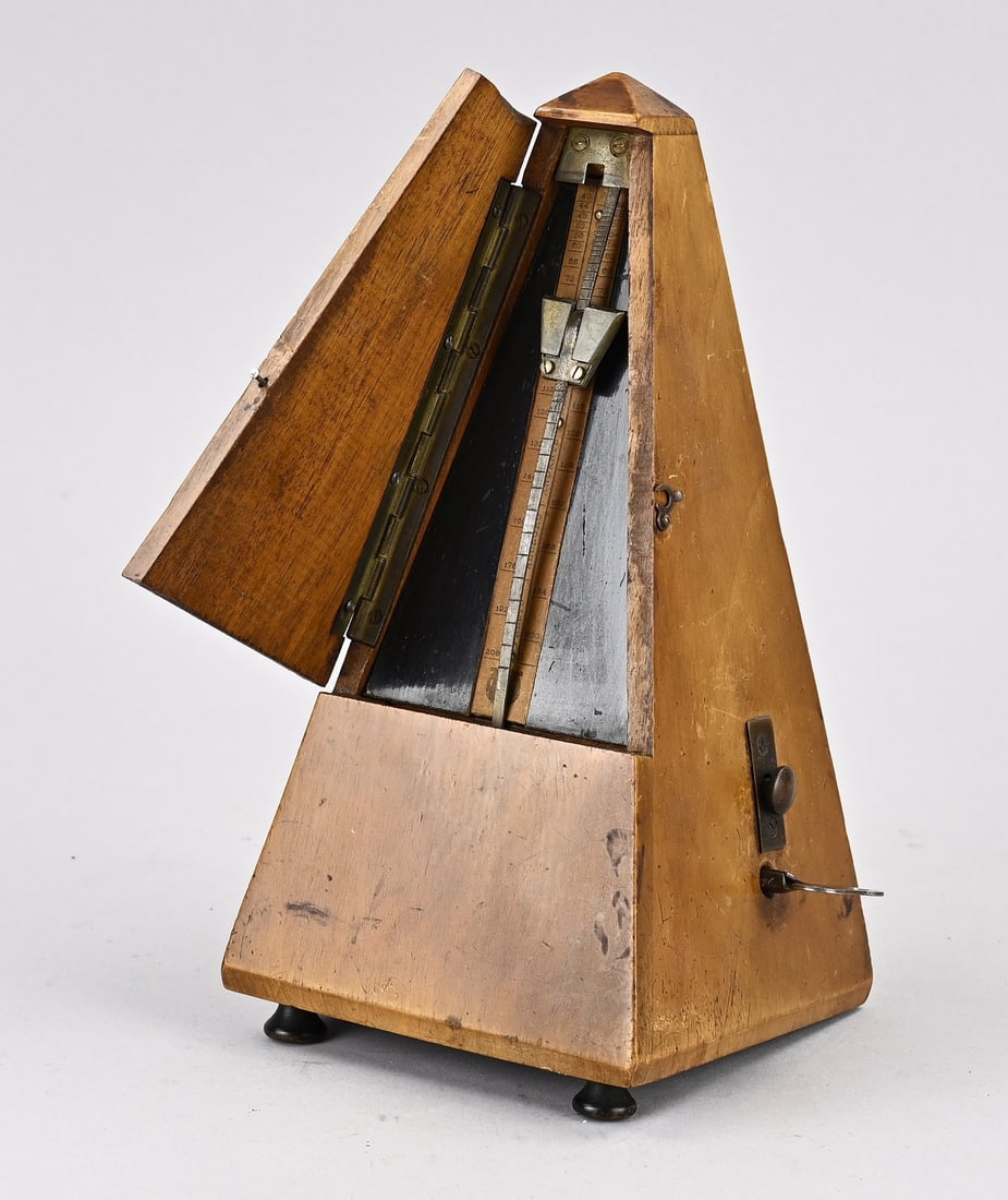 Metronome (for piano), 1900: Antique French metronome. Maelzel Paquet. Circa 1900. Dimensions: H 21.5 cm. In good condition.