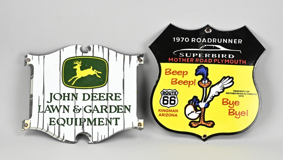 2x Enamel sign, John Deere/Roadrunner: 2x Enamel advertising signs. 21st century. 1x Roadrunner (Plymouth). 1x John Deere. Dimensions: 30 x 30 cm. In good condition.