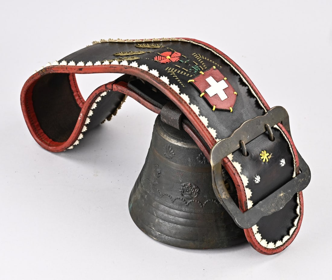 Swiss cowbell Ø 20 cm.: Old/antique Swiss cowbell with leather strap. 20th century. Dimensions: 49 x Ø 20 cm. In good condition.