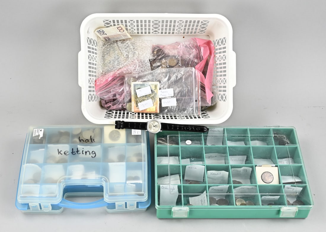 Lot of various coins + watch: Lot of approximately 9 kilos of various coins. Originating from all over the world. Also included is a watch with a 1 Guilder dial. In good condition.