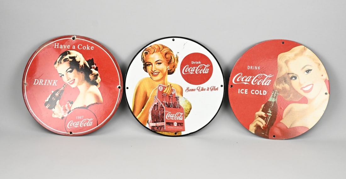 3x Enamel sign, Classic (round): 3x Classic, round, enamel advertising sign. 20th - 21st Century. Dimensions: Ø 30 cm. In good condition.