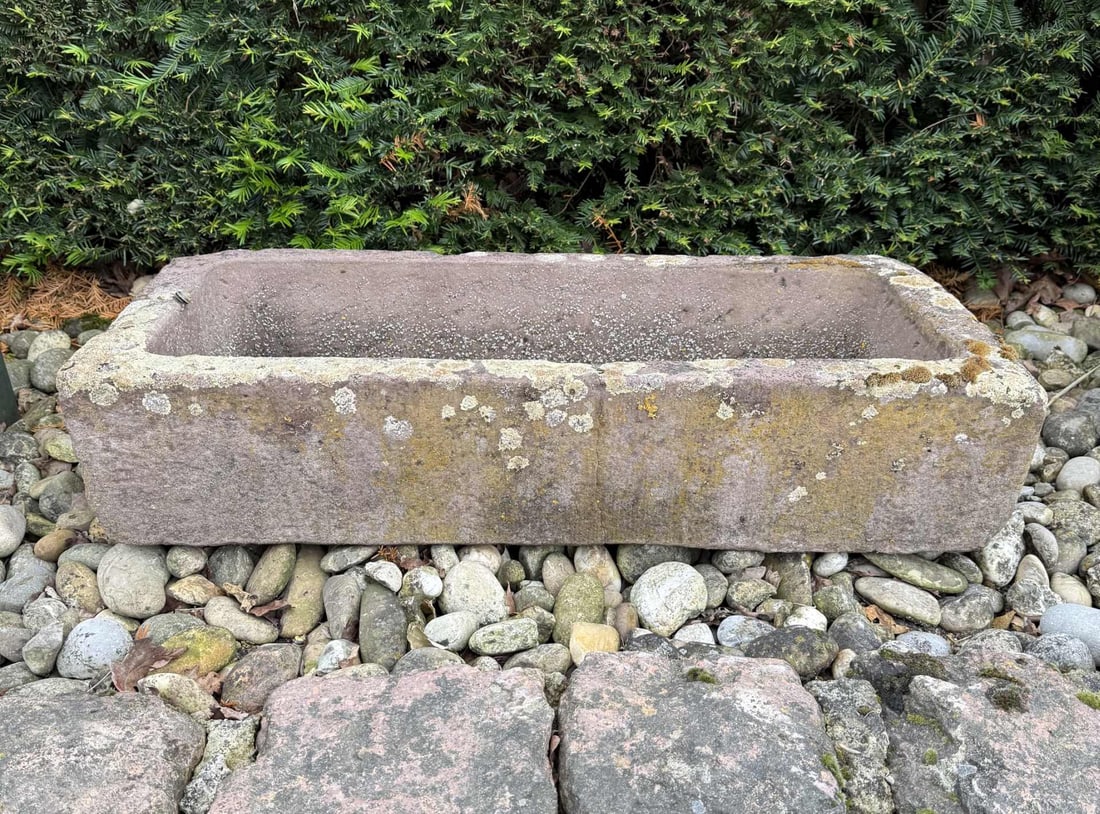 Sandstone flower/feeder bowl: Antique, hand-chiseled, red sandstone flower/feeder bowl. 19th century. Dimensions: 87 x 40 x 20 cm. Crack in the bottom. In fair/good condition.