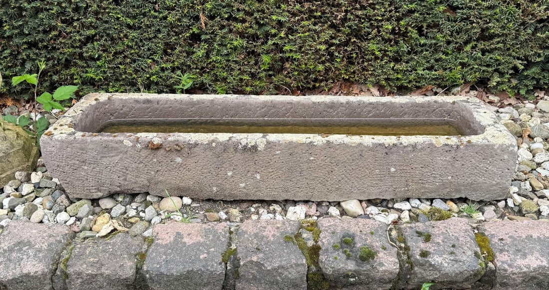 Sandstone feeder: Large, narrow, hand-chiseled, red sandstone feeding trough. 19th century. Dimensions: 128 x 39 x 22 cm. Slight damage on the lower left. In good condition.