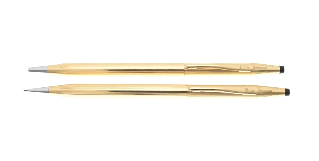 2 Gold-plated Cross pens: Two Cross pens, Goldfilled 1/20 14 kt, a pen and a pencil with line decoration. 13.5 cm. Used, otherwise in good condition.